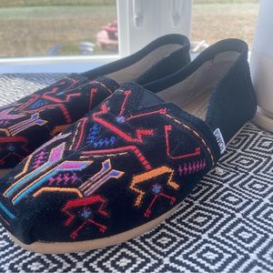 Embroidered Tom’s. Size 6.